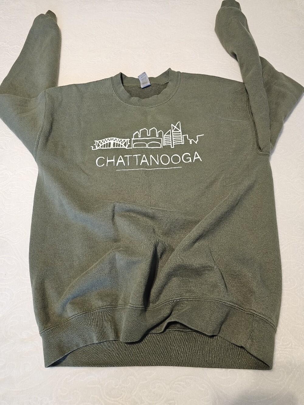Chattanooga TN Skyline Sweatshirt Medium Olive Green Gildan Crewneck Tennessee